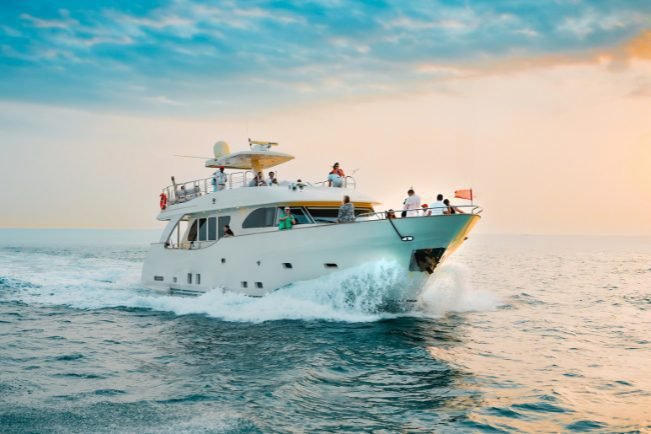 Yacht Tour With Breakfast Or Bbq Dinner In Dubai Marina